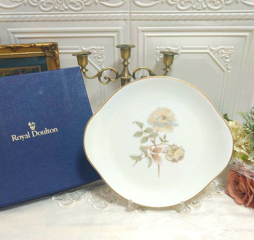新品箱入　イギリス製　ロイヤルドルトン　ヨークシャーローズ　BBプレート 薔薇 ロイヤル・ドルトン ヨークシャーローズ 17cmプレートを買い取りました
