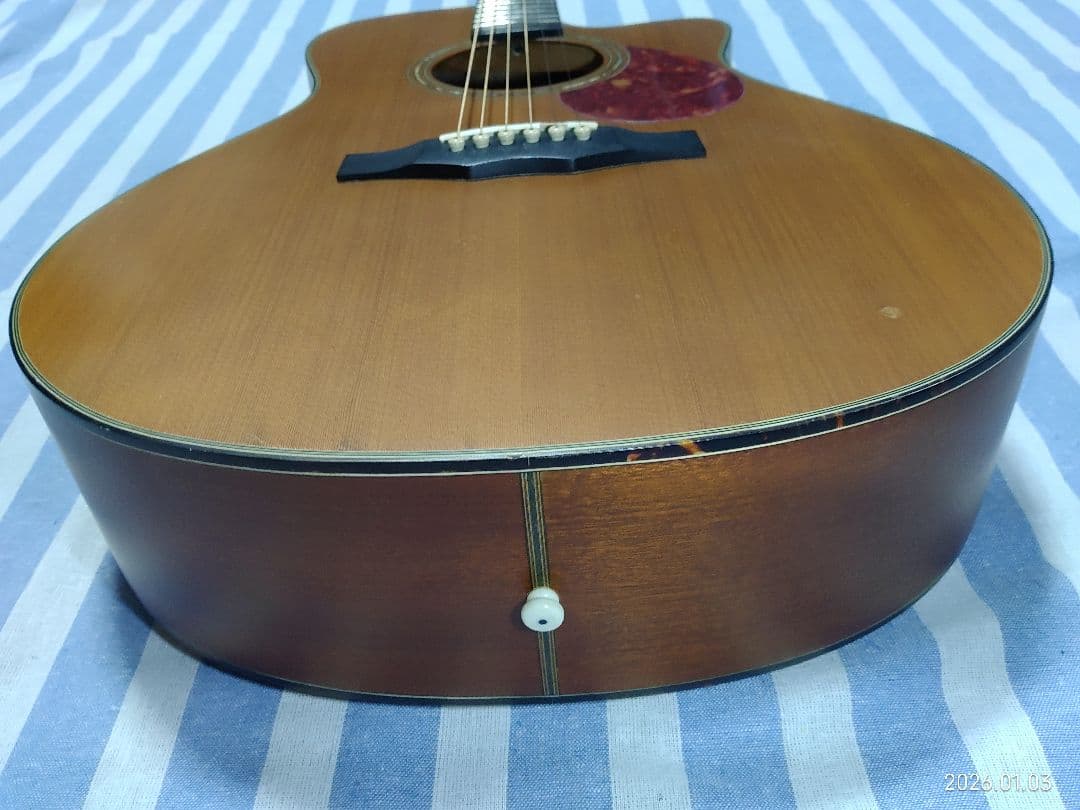 Morrisのカッタウェイ・アコースティックギターS-30ハードケース付き