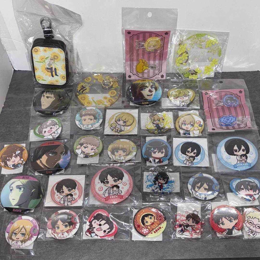 進撃の巨人 グッズ まとめ売り アクリルキーホルダー 缶バッジ - メルカリ
