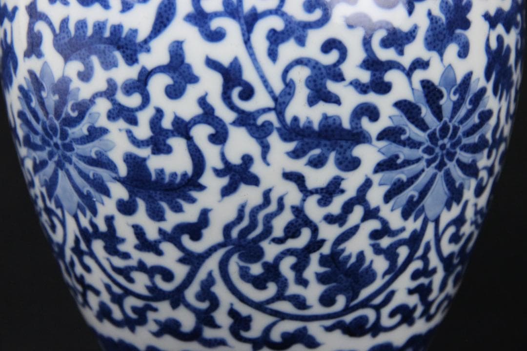 中国美術 大清乾隆年製 景徳鎮 磁器 青花 細密手描纏枝文 花瓶 FJM12-2