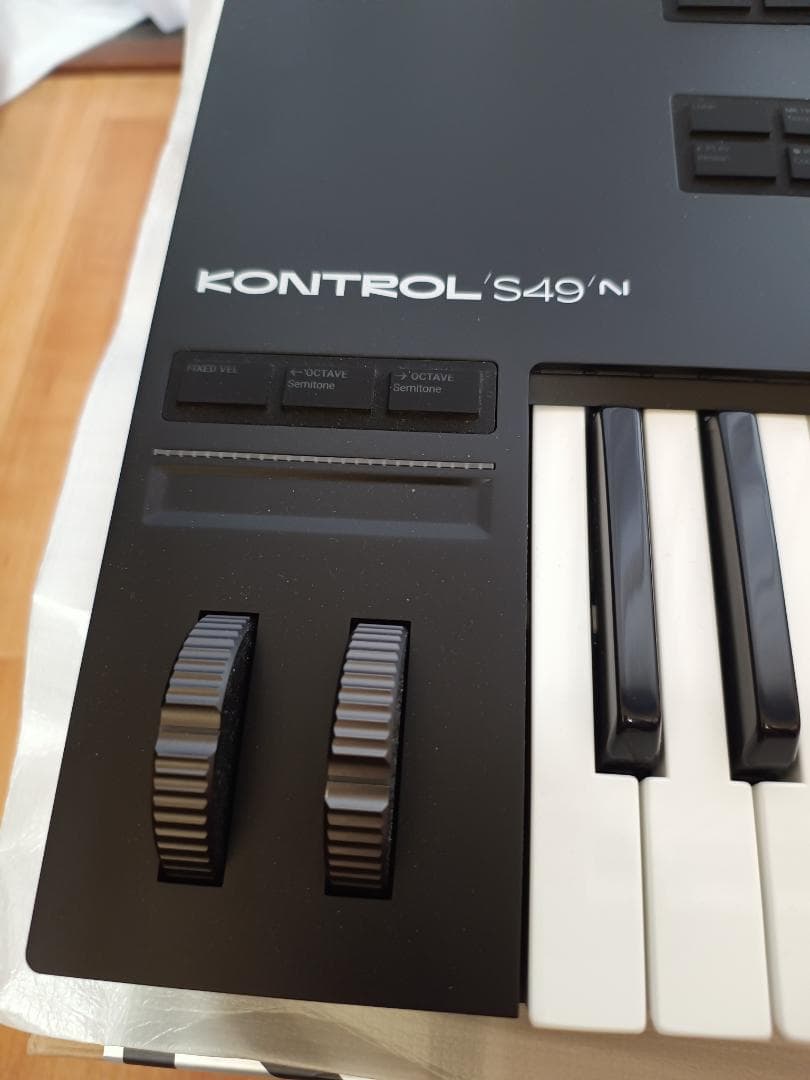 NI KONTROL S49 MK3 ライセンス付き新古品MIDIキーボード - メルカリ