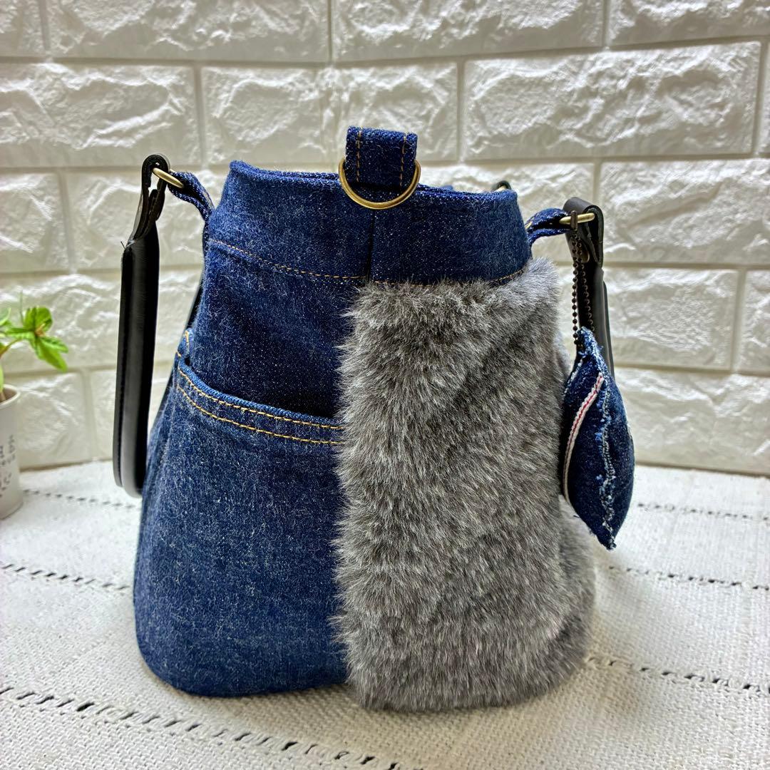 デニムリメイク 濃い色デニムとグレーファーのキューブバック 合皮持ち