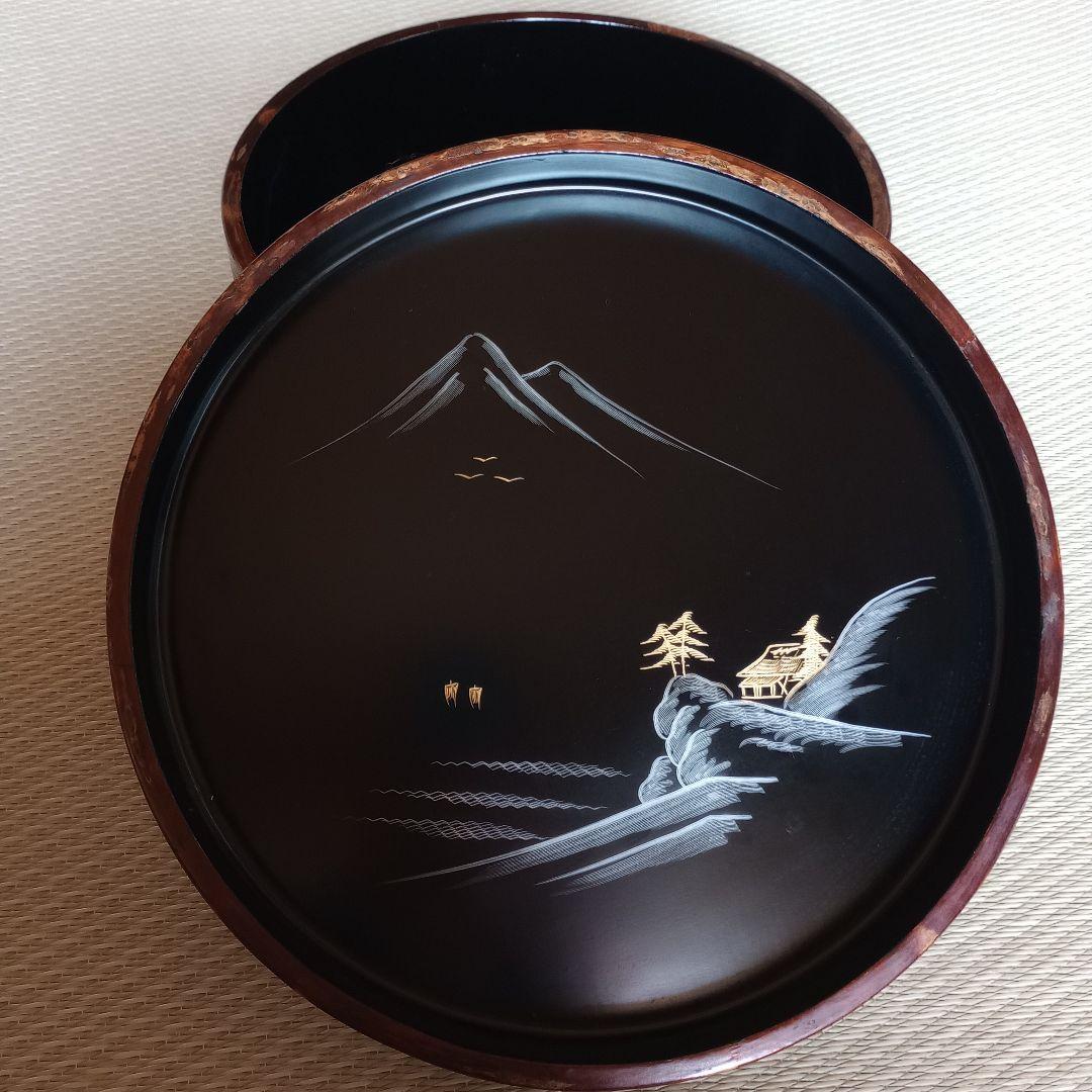 桜皮茶櫃、蓋の裏面は漆塗り で二重構造 山の風景が描かれた非常に