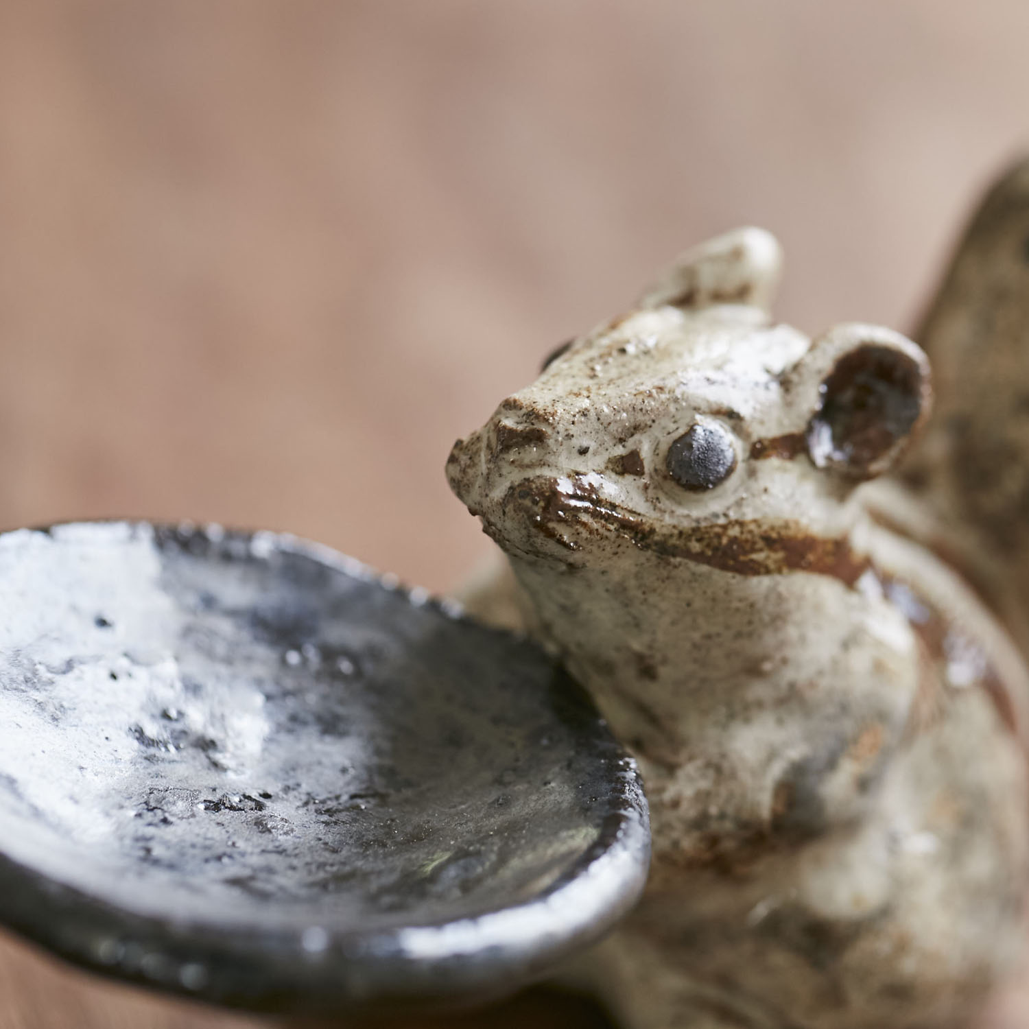 小杉窯/「どーぞ」のリス プレート -つぶらな瞳で見上げて、「どーぞ
