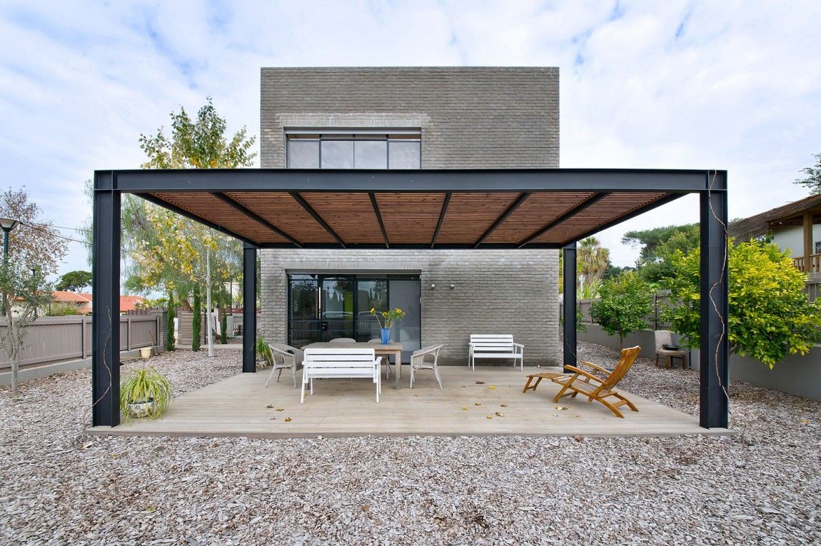 sleek-aluminum-pergola-with-roof.jpg